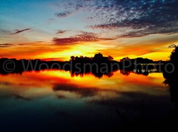 Vivid_Sunrise_over_lake